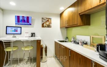 Modern, well-equipped office pantry at Bahnhofstrasse 100, ideal for a cozy coffee break or casual meetings enhancing the office space rental experience in Zürich Center.